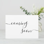 Moderne Minimalistische Schwangerschaftsankündigun Ankündigung (Stehend Vorderseite)