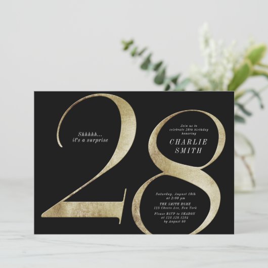 Moderne minimalistische Schwarz und Gold 28. Gebur Einladung (Stehend Vorderseite)