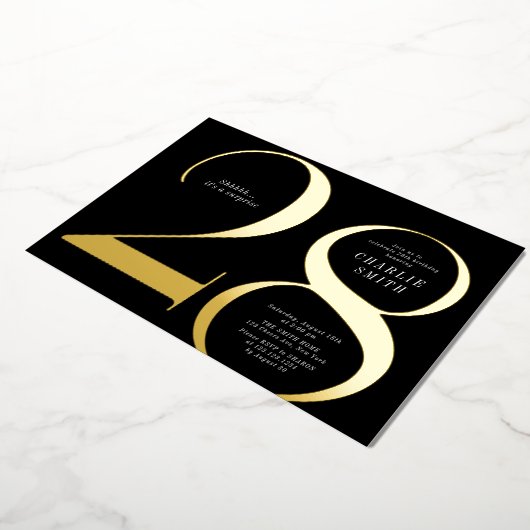 Moderne minimalistische Schwarz und Gold 28. Gebur Folieneinladung (Gedreht)