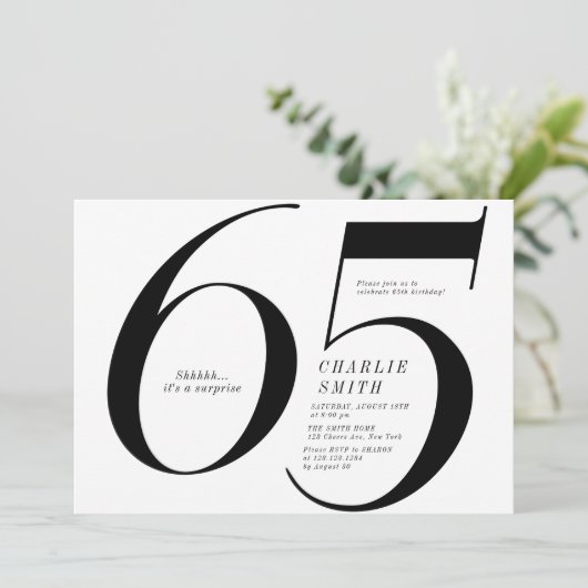 Moderne minimalistische Schwarz-Weiß 65. Geburtsta Einladung (Stehend Vorderseite)