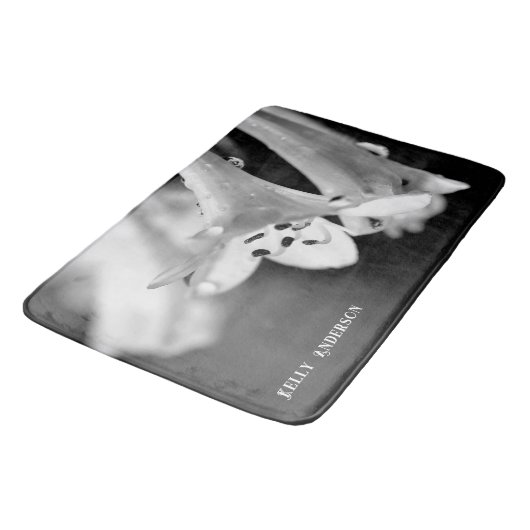 Moderne Minimalistische Schwarz-Weiß-Blume mit Urb Badematte (Schrägansicht)