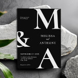 Moderne Minimalistische Schwarz-Weiß-Hochzeit Einladung<br><div class="desc">Moderne Minimalistische Schwarz-Weiß-Hochzeitseinladung. Enthält fett formatierte Monogramm-Typografie und minimales grafisches Design. Personalisieren Sie Text mit allen Details Ihres besonderen Tages.</div>