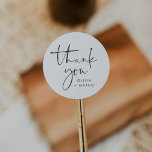 Moderne Minimalistische Schwarz-Weiß-Schrift Viele Runder Aufkleber<br><div class="desc">Moderne Minimalisten danken Ihnen für Ihre Hochzeit,  Verlobung,  Brautparty oder Babydusche "danke" in sanften,  modernen,  handgeschriebenen Schriftzeichen,  darunter eine Reihe von Sondertexten. Dieses einfache minimalistische Design in klassisch schwarz-weiß ist perfekt für jeden Anlass.</div>