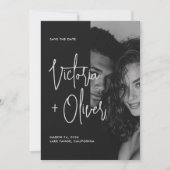 Moderne minimalistische Schwarz-Weiß-Script-Fotogr Save The Date (Vorderseite)