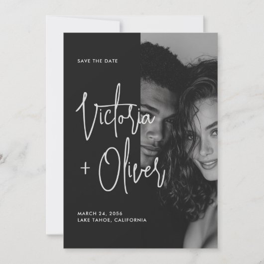 Moderne minimalistische Schwarz-Weiß-Script-Fotogr Save The Date (Vorderseite)