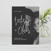 Moderne minimalistische Schwarz-Weiß-Script-Fotogr Save The Date (Stehend Vorderseite)