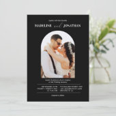 Moderne Minimalistische Schwarz-weiße Foto-Hochzei Einladung (Stehend Vorderseite)