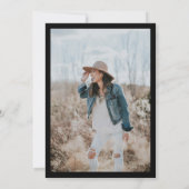 Moderne minimalistische Schwarz-weiße Foto Überras Einladung (Rückseite)