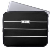 Moderne Minimalistische Schwarz-weiße Mit Monogram Laptopschutzhülle (Vorderseite)