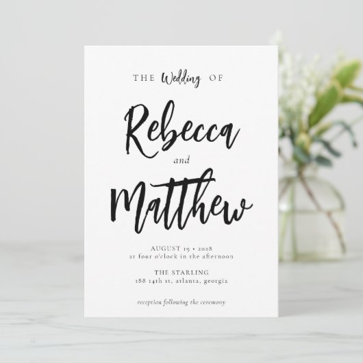 Moderne Minimalistische Schwarz-weiße Skripthochze Einladung (Stehend Vorderseite)