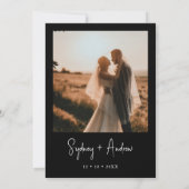 Moderne Minimalistische Schwarze Foto Hochzeit Einladung (Rückseite)