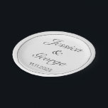 Moderne Minimalistische Schwarze Hochzeit Pappteller<br><div class="desc">Teller von Herrn und Frau Hochzeitspapier mit Ihren Namen und Datum. Stilvolles, modernes minimales Schwarz-weißes Design mit einem dünnen schwarzen Rahmen. In unserem Shop sind weitere Artikel in diesem Stil erhältlich. Sie können das Design weiter bearbeiten, die Hintergrundfarbe ändern, Schriftart hinzufügen und durch Klicken auf den Link "Weiter" den Text...</div>