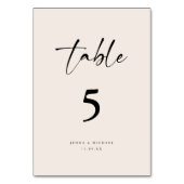 Moderne Minimalistische Script Beige Hochzeit Tischnummer (Vorderseite)
