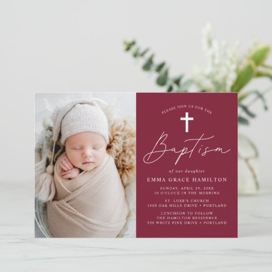 Moderne Minimalistische Script Burgundy Foto Taufe Einladung (Stehend Vorderseite)