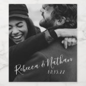Moderne Minimalistische Script Custom Foto Hochzei Weinetikett (Einzelnes Label)