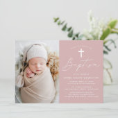 Moderne Minimalistische Script Dusty Rose Foto Tau Einladung (Stehend Vorderseite)