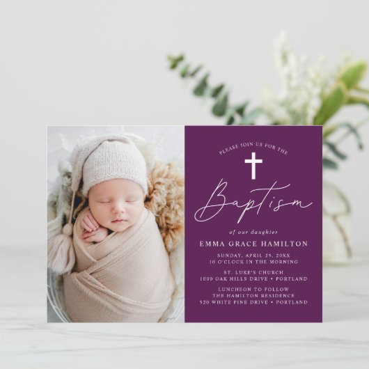 Moderne Minimalistische Script Lila Foto Taufe Einladung (Stehend Vorderseite)