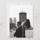 Moderne Minimalistische Script Monogram Wedding Einladung (Rückseite)