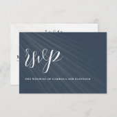 Moderne Minimalistische Script Navy Blue Wedding RSVP Karte (Vorne/Hinten)