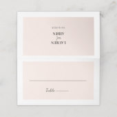 Moderne Minimalistische Script-rosa Hochzeitsszena Platzkarte (Außenseite Aufgefaltet)