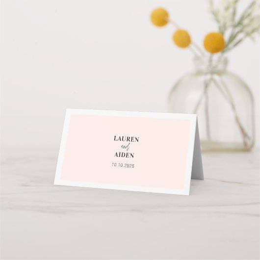 Moderne Minimalistische Script-rosa Hochzeitsszena Platzkarte (Rückseite)