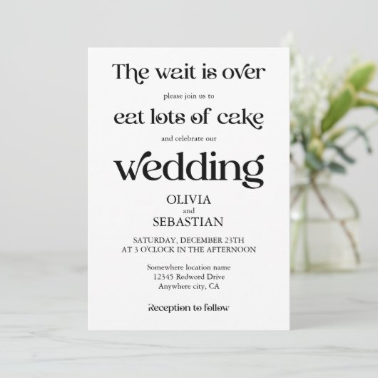 Moderne Minimalistische Script White Wedding Einladung (Stehend Vorderseite)
