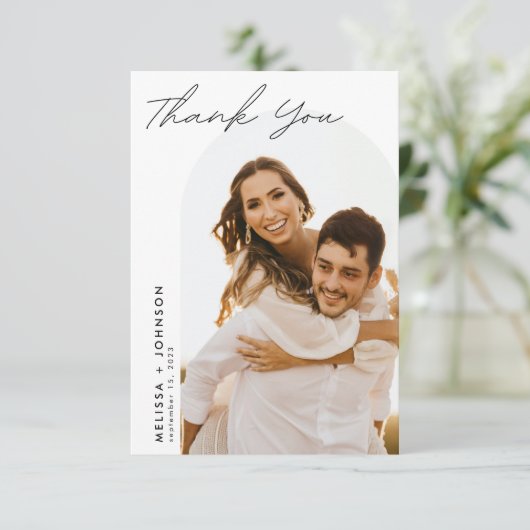 Moderne Minimalistische Skriptereihe mit zwei Foto Dankeskarte (Stehend Vorderseite)