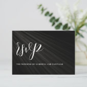 Moderne Minimalistische Skripthochzeit RSVP Karte (Stehend Vorderseite)