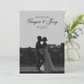 Moderne Minimalistische SkriptWedding Save the Dat Einladung (Stehend Vorderseite)