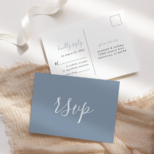 Moderne minimalistische staubblaue Hochzeits-RSVP Postkarte
