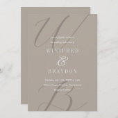 Moderne Minimalistische Taupe Monogram Hochzeit Einladung (Vorne/Hinten)