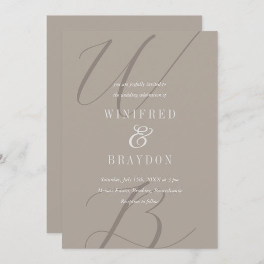 Moderne Minimalistische Taupe Monogram Hochzeit Einladung (Vorne/Hinten)