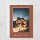 Moderne Minimalistische Terracotta Foto Hochzeit Einladung (Rückseite)