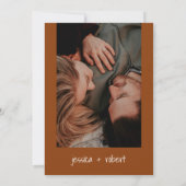 Moderne Minimalistische Terracotta Foto Hochzeit Einladung (Rückseite)