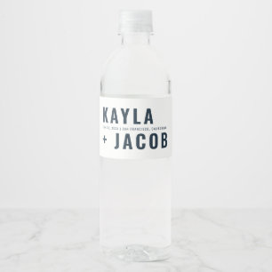 Moderne + Minimalistische Typografie-Hochzeit Wasserflaschenetikett