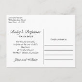 Moderne Minimalistische White Baby-Taufe Ankündigungspostkarte (Rückseite)