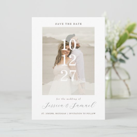 Moderne Minimalistische White Overlay Foto Hochzei Save The Date (Stehend Vorderseite)