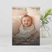 Moderne Minimalistische White Script Baby Foto Tau Einladung (Stehend Vorderseite)