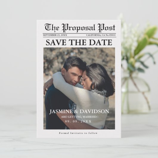 Moderne Minimalistische Zeitungshochzeit rettet da Einladung (Stehend Vorderseite)