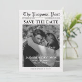 Moderne Minimalistische Zeitungshochzeit rettet da Einladung (Stehend Vorderseite)