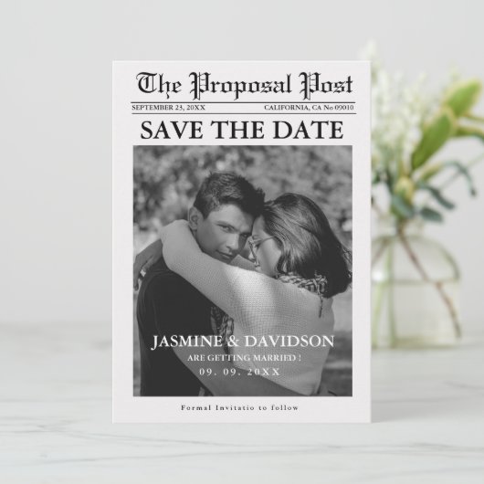 Moderne Minimalistische Zeitungshochzeit rettet da Einladung (Stehend Vorderseite)