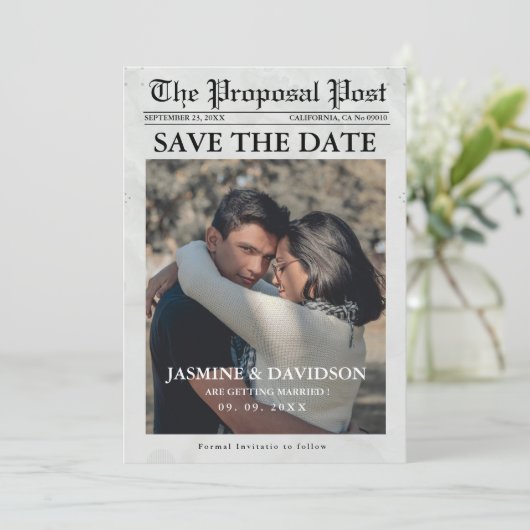 Moderne Minimalistische Zeitungshochzeit rettet da Einladung (Stehend Vorderseite)