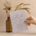 Moderne Minimalkalligraphie Violet Lilac Wedding Save The Date<br><div class="desc">Mit dieser eleganten Save the Date-Karte mit eleganter Kalligrafie können Sie die guten Neuigkeiten stilvoll verkünden. Auf der Rückseite finden Sie mehr Platz für weitere Details,  die Sie Ihren Gästen zur Verfügung stellen möchten.</div>