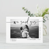 Moderne Minimalkalligraphie, wir sagten ja Hochzei Ankündigung (Stehend Vorderseite)