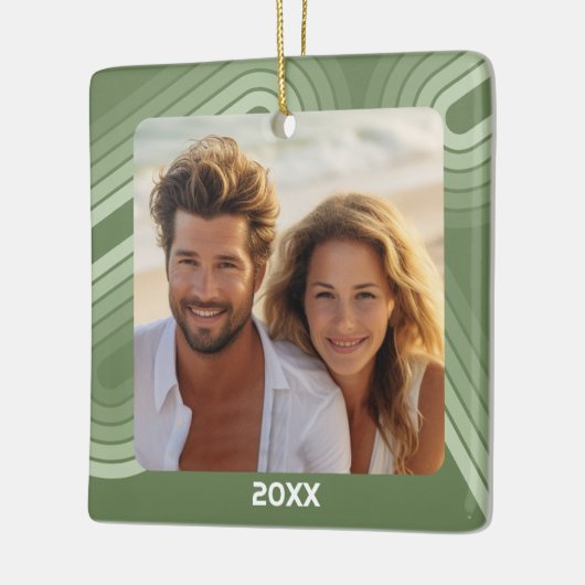 Moderne Minimalschattierungen von Juniperstreifen Keramikornament (Links)