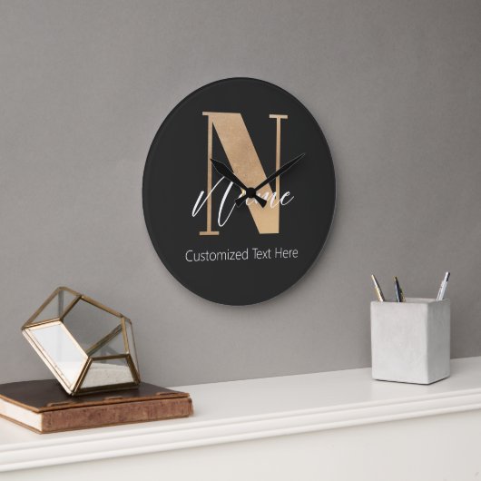 Moderne Mit Monogramm Anfangsnummer und Name Perso Große Wanduhr (Büro)