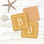 Moderne Mit Monogramm Buchstaben Erstgelbweiß Getränkeuntersetzer<br><div class="desc">Modernes und stilvolles personalisiertes Monogramm ergänzt den schlichten Untersetzer im feinen und schlichten Bauernstil in goldgelb und weiß. Tolle Geschenkidee! Einfach mit dem Design-Tool anpassen, um es zu Ihrem eigenen machen! Kontaktieren Sie mich unter beachpausedesigns@gmail.com wenn Sie Hilfe benötigen oder Fragen zu diesem oder einem unserer Designs haben. Weitere Designoptionen...</div>
