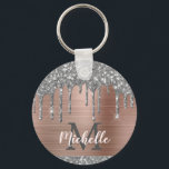 Moderne Mit Monogramm Silver Glitzer Tropfen Rosa  Schlüsselanhänger<br><div class="desc">Moderne, gürlich silbergraue Glitzer Tropfen Name und mit Monogramm Schlüsselanhänger.Dieses Design zeigt silbergraue (graue) Glitzer funkelnde Tropfen auf rosa Rosengoldmetall gebürstet Metall mit individueller personalisierter Monogramm Initial- und Vorname Text Vorlage. Perfektes weibliches Geschenk. Bitte beachten Sie, dieses Design ist gedruckt Foto-Effekt. Wenn Sie Hilfe oder passende Artikel benötigen, kontaktieren Sie...</div>