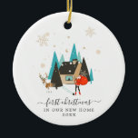Moderne Mitte des Jahrhunderts | Erste Weihnachts- Keramik Ornament<br><div class="desc">Handgezeichnete Illustrationen des Weihnachtsmannes und seiner Rentiere, die Ihre neue Zuhause besuchen. Dieses Ornament zeigt ein modernes Urlaubsthema aus dem Mittelalter. Diese Designs sind voller Charme und beruhen auf festlicher Nostalgie. Es ist eine große Sache, in die erste Zuhause zu gehen. Ein neues Zuhause-Ornament ist das ideale Geschenk, um diesen...</div>