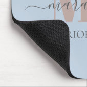Moderne Mocha-Mousse-Monogramm Staubblau Mousepad (Ecke)
